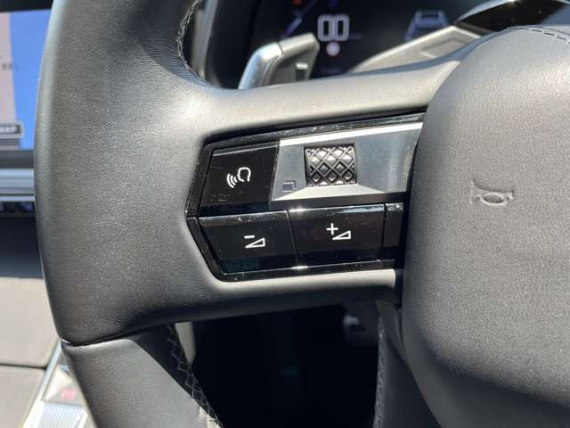 【運転席操作部】『運転席周辺の装備』の画像になります。快適なドライブを楽しむための機能が装備されています！運転席から触れるので使いやすいです！