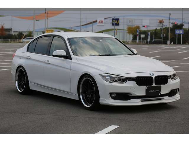 BMW　328i　入庫しました！TEIN車高調　ACシュニッツァーフロントスポイラー　ナビ　TV　バックカメラ　ETC　スマートキー　レザーシート　装備充実です！お気軽にお問い合わせください！