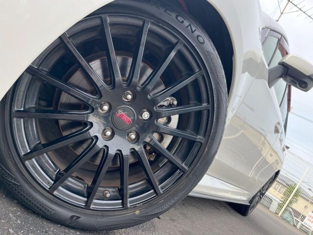【純正オプション18インチアルミホイール】純正オプションホイールを装着。走行性能の向上に加え、外観もよりスタイリッシュになっています。