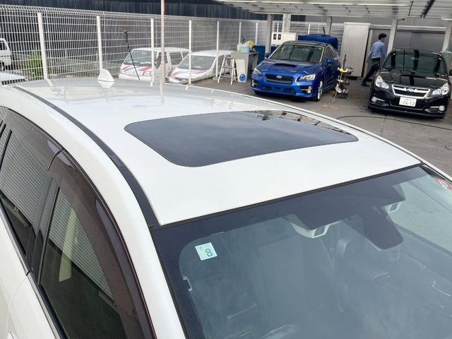 【サンルーフ】開放感たっぷりの希少装備、サンルーフが装着されています！車内に明かりを取り入れたり景色を楽しむ以外にも、車内の空気も簡単に換気できて快適です！