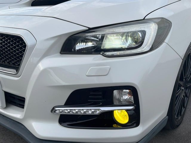 【LEDヘッドライト】悪天候や夜間走行時も良好な視界を確保し安心して運転できる高輝度LEDヘッドライトを装備！点灯速度が早く、消費電力も抑えられています。
