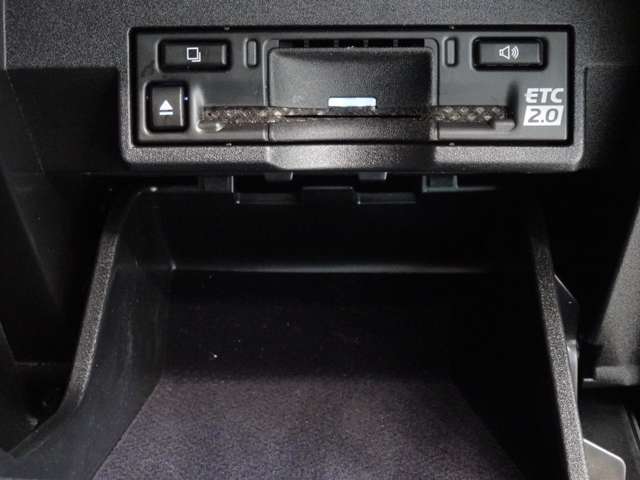 運転席お膝元にETCカード挿入口がございます。