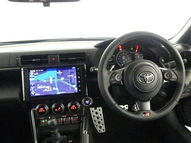 高いホールド性で運転姿勢が安定します。長距離ドライブでも疲れにくいのが魅力です。快適なドライビングライフをお送りください♪