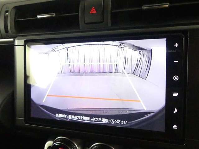 バックカメラが付いているので後方確認が非常にしやすいです。今や運転初心者も熟練者も必須装備！ついていて損はないですね♪