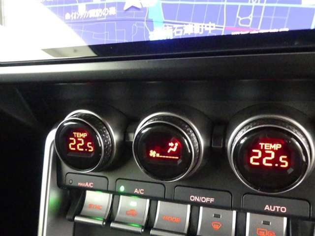 左右独立温度コントロールフルオートエアコンです。運転席、助手席それぞれで独立して温度設定ができます。冷え性の方が乗っても安心ですね♪