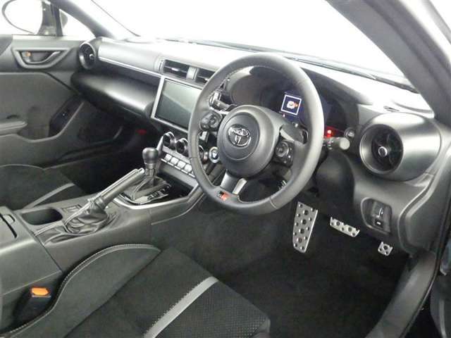 高いホールド性で運転姿勢が安定します。長距離ドライブでも疲れにくいのが魅力です。快適なドライビングライフをお送りください♪