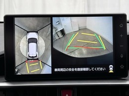 パノラミックビューモニターシステムが付いているので車の上から見た映像が確認できますよ。　一目で車両周辺の情報を確認できますが、直接安全をご確認下さい。