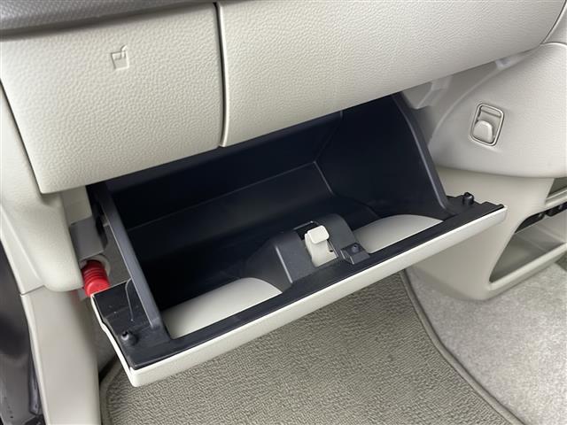【グローブボックス】車検証ケースや、日頃使う小物類の収納に便利ですね！