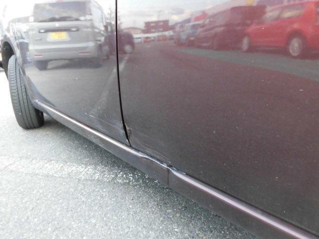 助手席側ドア、ステップ部分へ凹みキズがあります。