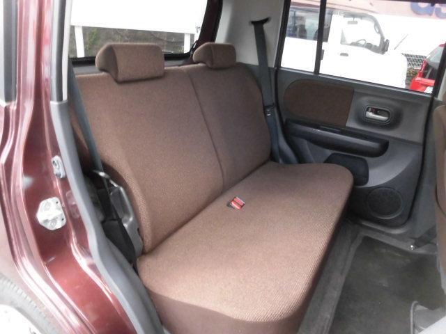 後席は高さもゆとりのある室内空間です☆