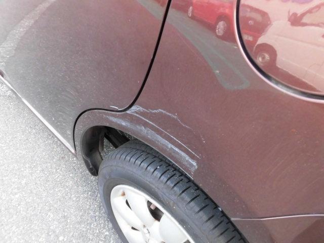 助手席側リヤバンパへキズがあります。