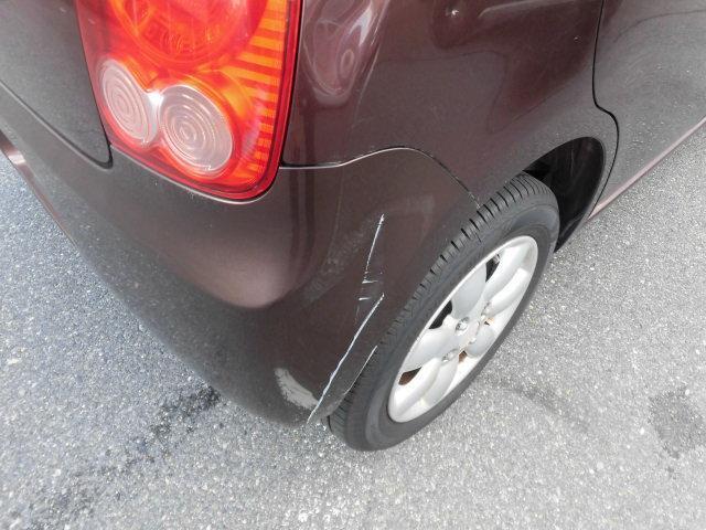 リヤバンパへキズがあります。