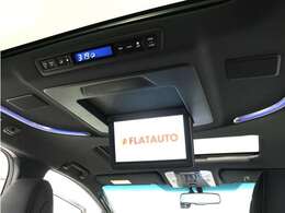 【電動後席モニター】JBLプレミアムサウンド専用！電動開閉後席フリップダウンモニターです。5.1chサウンド対応、17スピーカーの専用音響システムとなり、人気の装備になります。