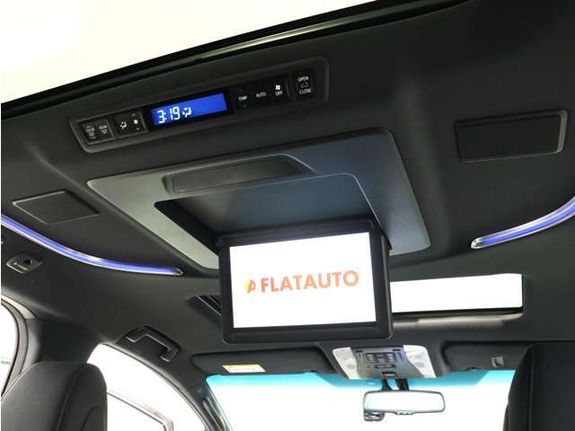 【電動後席モニター】JBLプレミアムサウンド専用！電動開閉後席フリップダウンモニターです。5.1chサウンド対応、17スピーカーの専用音響システムとなり、人気の装備になります。