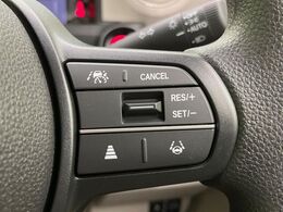 【アダプティブクルーズコントロール】高速道路での長距離走行が楽に！！自動で速度を保つクルーズコントロールが、衝突軽減システムと連携し、前方の車両を感知して車間を保つように速度調節してくれます！！