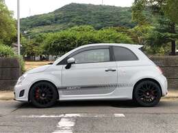 アバルトグレー（グリジオカンポヴォーレ）の外装は艶もあり、目立つ大きな傷や凹み無くきれいな状態です。