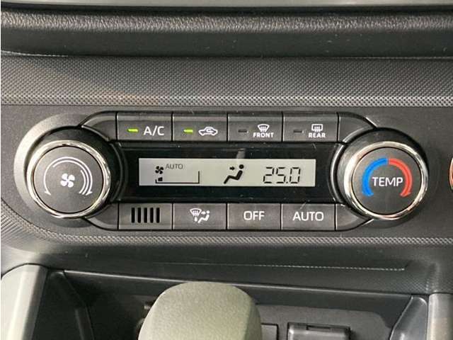 お好みの温度に設定すれば、車内の温度を検知し自動で調整してくれるオートエアコン！暑い、寒いと何度もスイッチを操作しなくても済みます☆☆