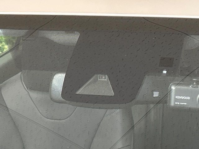 【トヨタセーフティセンス】走行中に前方の車両等を認識し、衝突しそうな時は警報とブレーキで衝突回避と被害軽減をアシスト。より安全にドライブをお楽しみいただけます。