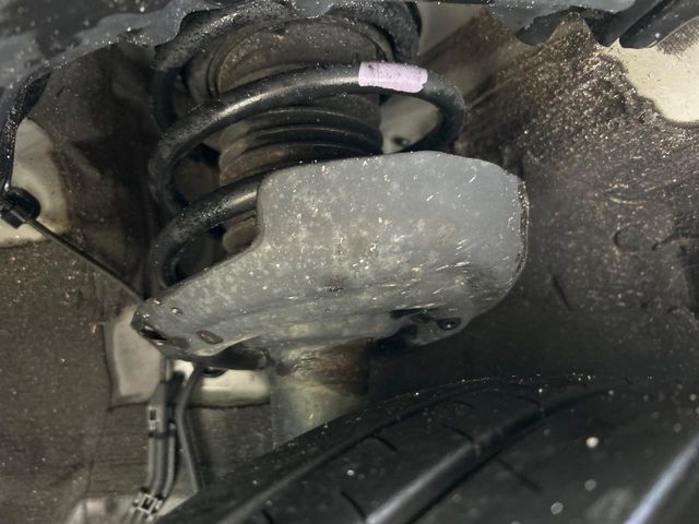 お車を安心してお乗りいただく為には、足回りの定期点検が欠かせません。サービスサポート（有償保証）では無料点検もご提供しており、安心のカーライフをお過ごしいただけるサポート体制が整っています。