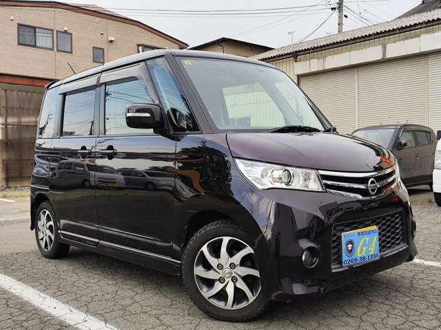 道路沿いに3台、奥に12台、室内展示場に5台ほど、軽自動車を中心としたラインナップです。在庫にない車は全国からお探しします！