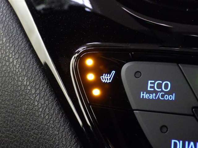 【シートヒーター】運転席と助手席をそれぞれ独立して操作でき、無段階に温度調節も可能なため、座る人と室内温度にあわせた快適