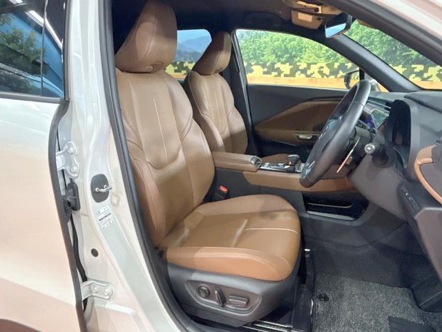 運転席まわりには十分なスペースがあり、大柄な方でもゆったり運転していただける環境です。