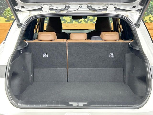 積載量500kgの広々としたデッキは、遊びから仕事まで多用途に使えます。ベッドライナーやトノカバーの取り付けもご相談下さい♪