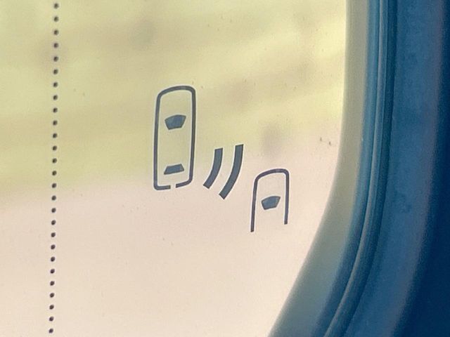 【ブラインドスポットモニター】走行中、ドアミラーの死角になりやすい箇所に後続車が接近するとサイドミラーのレンズに警告を表示！ドライバーに注意喚起をしてくれます。