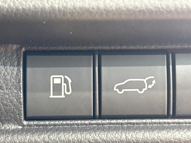 【パワーバックドア】スマートキーや運転席のボタンを押すだけでリアゲートが自動で開閉します！荷物を持っている時や、高い位置にあるバックドアを閉める際に便利な機能です♪
