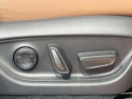 【パワーシート】スイッチ一つで簡単にシートの微調整が可能！電動だから力もいりません！快適なシートポジションにセットして、快適なドライブをお楽しみください。