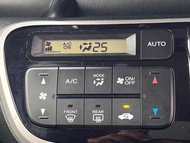 【オートエアコン】一度お好みの温度に設定すれば、車内の温度を検知し風量や温度を自動で調整。暑い…寒い…と何度もスイッチ操作をする必要はありません。快適な車内空間には必須の機能ですね♪