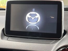【マツダコネクトナビ】車内の雰囲気にマッチした一体型タイプのナビ。各種車輌設定やBluetooth再生等、様々な機能が楽しめます。直感的なダイヤル操作が可能で、使い勝手も良好です。