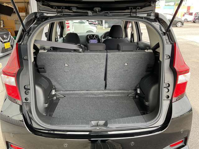 バックドアは大きく開きます。定員乗車時でも十分広いラゲッジスペースを確保しています