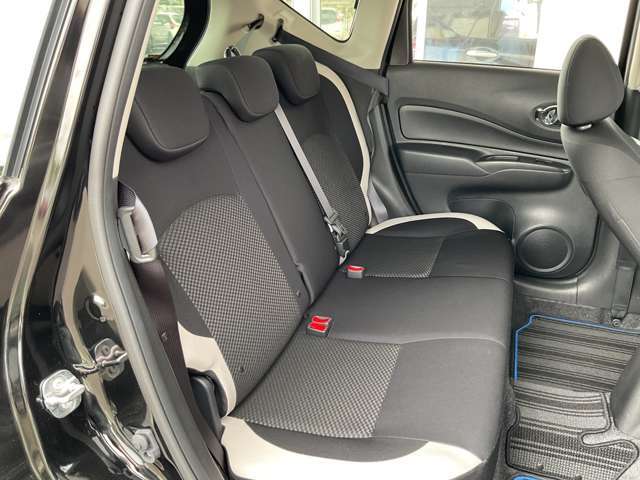 コンパクトな車ですが、後席も充分なスペースを確保しています。足元空間も広くリラックスしてドライブが楽しめます。