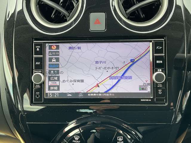 通信ユニット内蔵の日産純正メモリーナビ（MM319D-L）装備、音声対話検索やスマホアプリと連動などに対応した高機能ナビ。高精細液晶による高画質、多彩なメディア再生