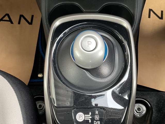 パソコンのマウスのような電制シフト、手首を軽く動かすだけで操作できる、まったく新しい操作感です。