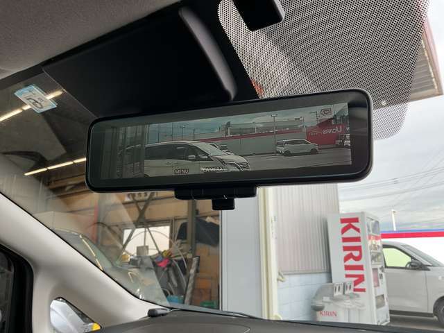 インテリジェントルームミラーは後席の人やヘッドレスト、荷室に積んだ荷物などで後が見にくい時でも、車両後方のカメラ映像をミラー面に映し出すので、いつでもクリアな後方視界が得られます。