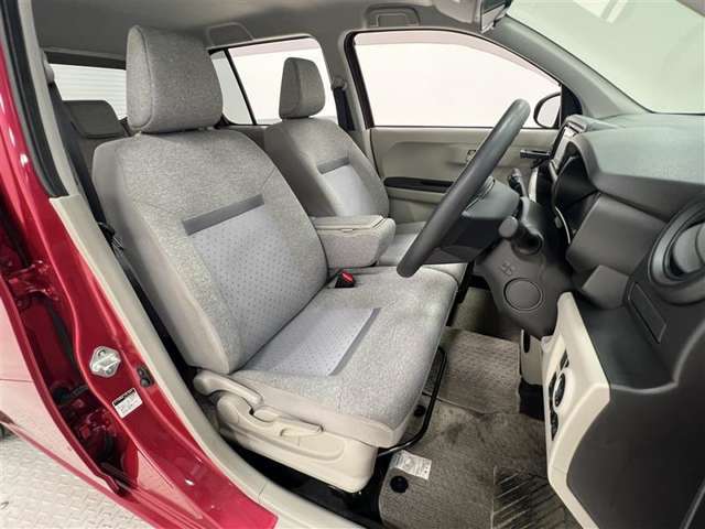 前席はベンチシート！運転席助手席間の移動ができます！