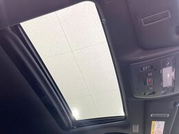 【サンルーフ】開放感たっぷりの希少装備、サンルーフが装着されています！車内に明かりを取り入れたり景色を楽しむ以外にも、車内の空気も簡単に換気できて快適です！