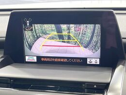 【バックカメラ】駐車時に後方がリアルタイム映像で確認できます。大型商業施設や立体駐車場での駐車時や、夜間のバック時に大活躍！運転スキルに関わらず、今や必須となった装備のひとつです！