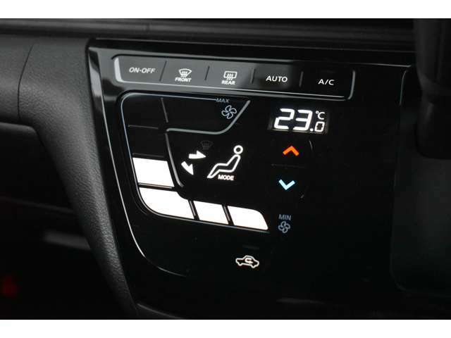タッチパネル式オートエアコンで温度を設定するだけで快適な車内環境を維持することができます