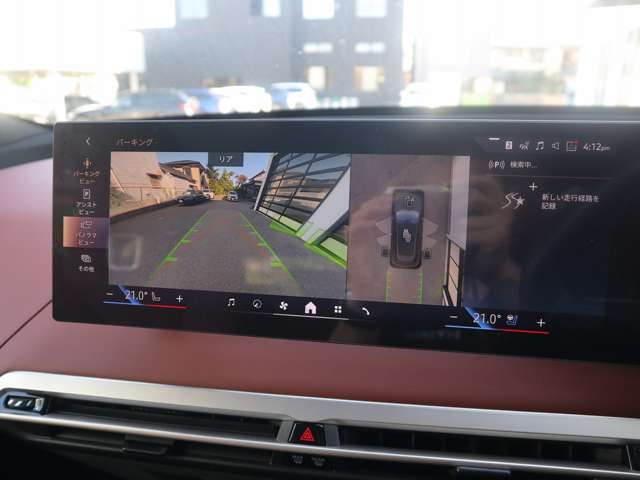 リヤ・ビュー・カメラ（予想進路表示機能付）：車両後方の障害物や歩行者をコントロール・ディスプレイに表示。予想進路表示機能により、目標とする駐車スペースに十分な広さがあるか確認することができます。