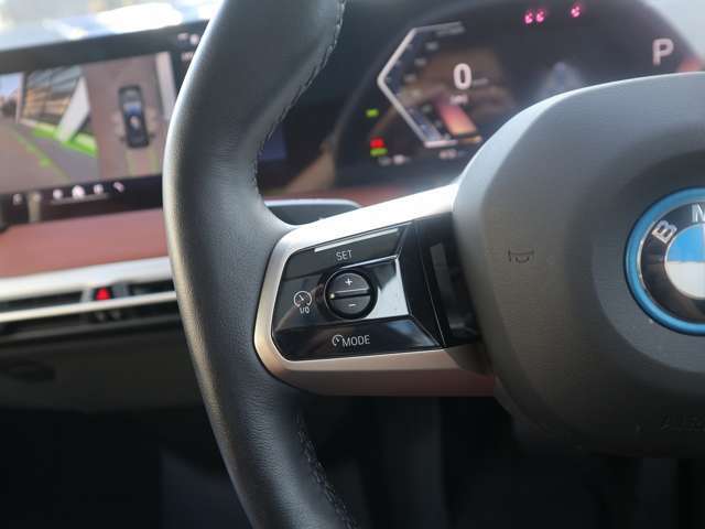 ドライバーが任意で設定した速度をベースに、先行車との車間距離を維持しながら自動で加減速を行い高速走行をサポート。車両停止や再加速も自動で行います