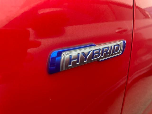 【マイルドハイブリッド】減速時のエネルギーを利用して発電し、専用バッテリーに充電。加速時には、その電力を用いてモーターでエンジンをアシストし、燃料消費を抑制します☆
