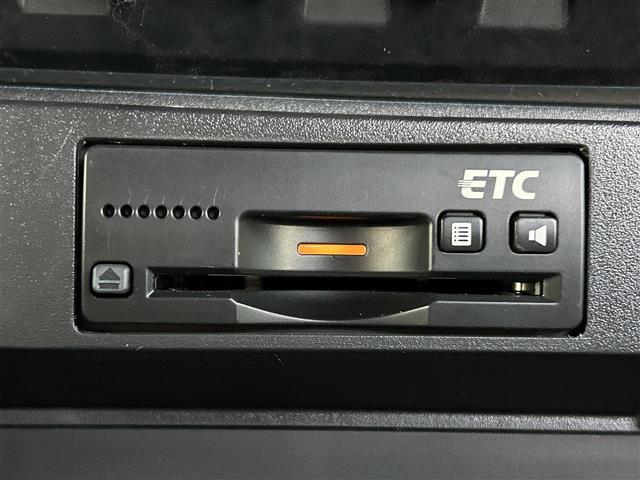 【ETC】有料道路を利用する際に料金所で停止することなく通過できる、ETC車載器（ノンストップ自動料金収受システム機器）が装備されています。セットアップを行うことで利用可能になります。