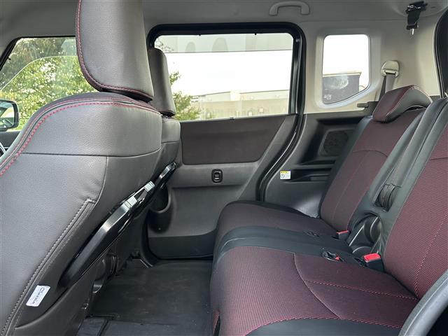 【後部座席】後席もゆったりドライブを楽しめます。内外装はプロこだわりのクリーニングで清潔なおクルマでご納車させていただきます！店舗での現車確認も承っています！