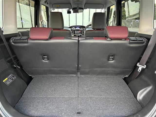 【トランク】積み込みやすくて、たっぷり積める荷室です。シートアレンジできるものは、乗車人数と荷物の量や大きさによってシートを動かすことができるので、より快適なドライブが可能です！