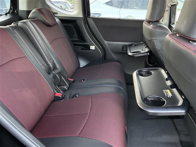 【後部座席】後席もゆったりドライブを楽しめます。内外装はプロこだわりのクリーニングで清潔なおクルマでご納車させていただきます！店舗での現車確認も承っています！