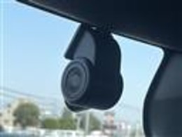 【ドライブレコーダー】映像・音声などの運転中の記録を残します。事故などを起こした起こされた時の証拠になりえますので、もしも時でも安心ですね。
