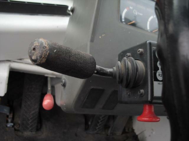 変速機レバーはハンドル左側に配置。オートマ仕様でスイッチタイプの為、操作もスムーズです